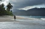 Caminhando em uma deserta e maravilhosa Playa Rincón, perto de La Galera, na península de Samaná, na costa norte da República Dominicana
